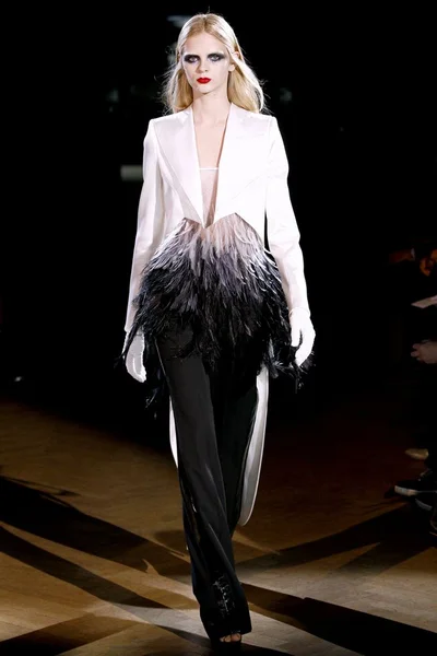 Look 3